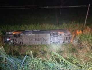 Ônibus cai em ribanceira e deixa 26 feridos e um morto em São Paulo